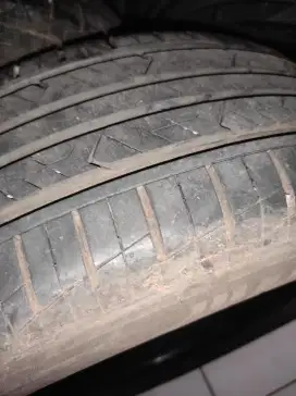 Ban bekas ring 15 ukuran 195/15/65 hankook masih bagus