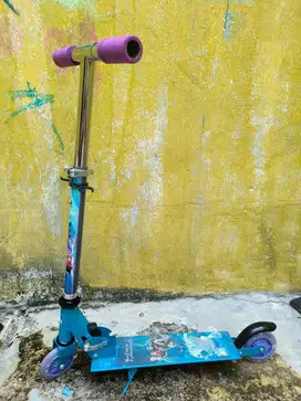 skuter / scooter / otoped anak Element Elsa warna biru