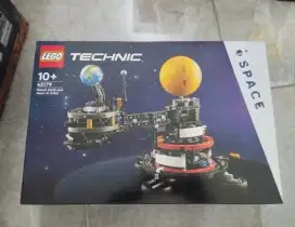 Lego Planet Earth and Moon Orbit #42179