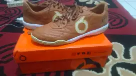 Sepatu futsal ortuseight