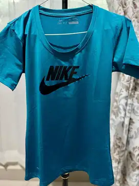 Baju olahraga wanita
