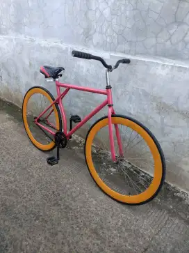 Sepeda fixie warna pink