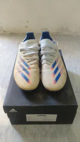 Sepatu bola Adidas