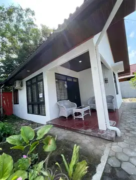 Dijual Rumah Dengan Lahan Luas, Cocok untuk Usaha di Jl.Menteri Supeno