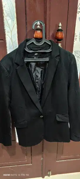 Blazer Hitam Wanita merk H*M
