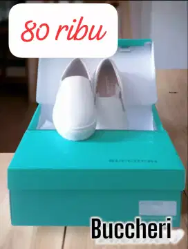 asbak unik dan sepatu stylish