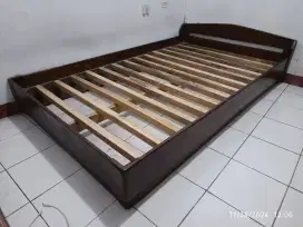 Tempat tidur kayu