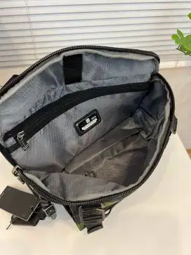 Slingbag platoon tumi black and navy