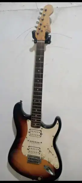 Di jual Gitar fender stratocaster  masih bagus tidak ada yang rusak