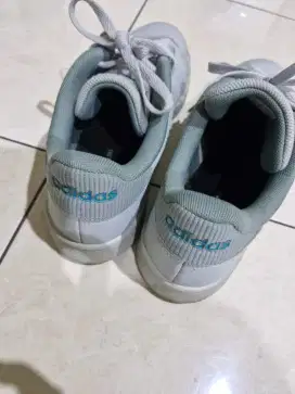 Sepatu Adidas kondisi baru