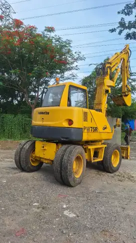 EXCAVATOR KOMATSU PW75R