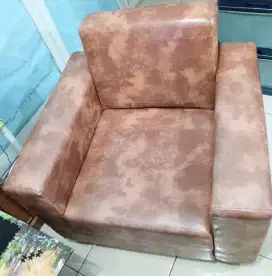Sofa 1 Dudukan Coklat Kondisi Baik Kulit Mulus Tidak Robek Kaki Baik