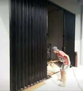 Folding gate roling door