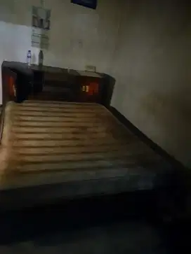 Tempat tidur kayu jati