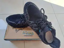 Sepatu sneakers hitam