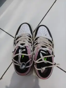 SEPATU AIR JORDAN LOW WANITA BUBLE GUM PINK ORI (BEKAS, SEKALI PAKAI )