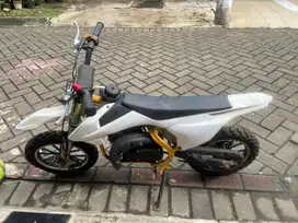 Motor anak trail