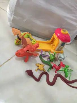 Paket mainan figure mcd naga dino dan garasi tayo