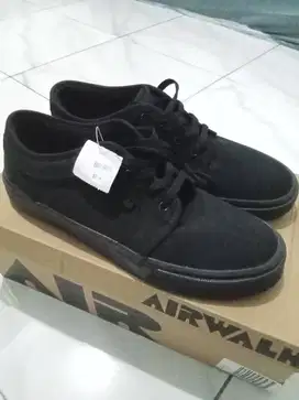 Dijual sepatu pria kasual warna hitam airwalk