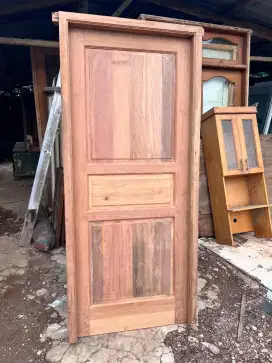 Kusen pintu kayu kamper