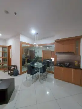 sewa 2 BR besar lantai rendah siap huni Furnish di APT medit 1