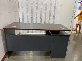 Meja direktur minimalis