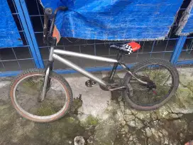 Mau di jual aja sepeda bmx bekas masih layak pakai mahar 200 nego