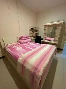 Satu Set Furniture Kamar Lemari Baju Meja Belajar Meja Rias dan Nakas