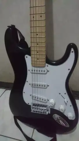 Gitar Elektrik Custom Suara Jernih dan Amplifier nya dan efek Bandung