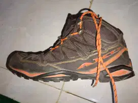 Sepatu Gunung merk AKU