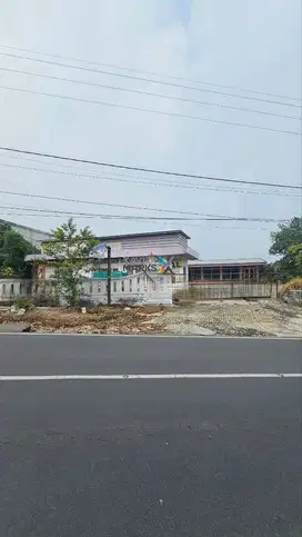 Dijual Murah, Ex Hotel dengan Tanah Luas di Poros Jalan Raya Selecta