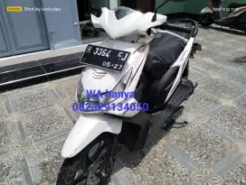 Beat karbu tahun 2012 putih Honda plat H lokasi Bumiayu