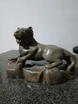 Patung batu marmer hitam