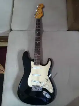 Gitar merk squier bullet stratocaster asli original mic