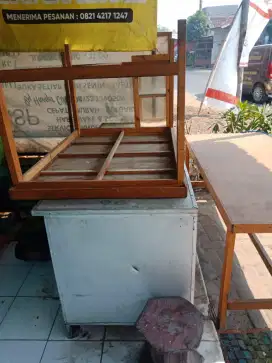 Meja bekas warung