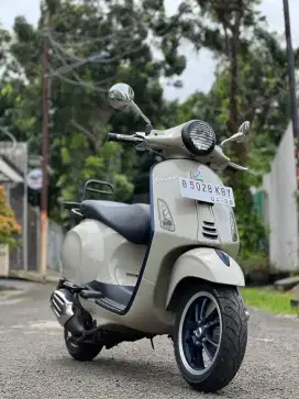 Vespa primavera 2023 s beige avvolgente