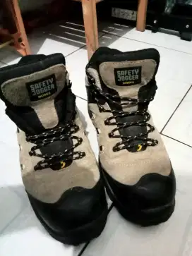 Di jual Sepatu Safety Jogger second