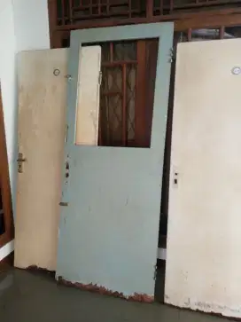 Pintu kayu bekas