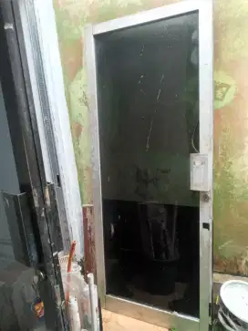 Pintu kaca aluminium bekas