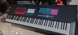 ROLAND FANTOM 8 Music Workstation LIKE NEW