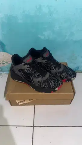 Dijual sepatu diadora size 42