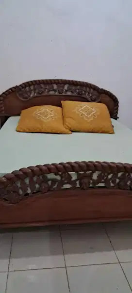 Tempat tidur jati bekas