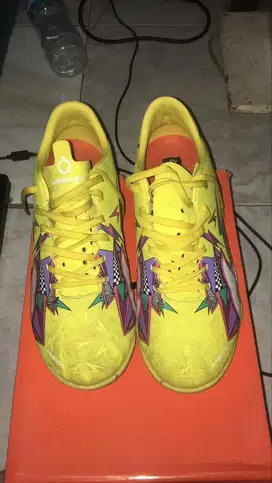 Di jual sepatu futsal ourtus eight