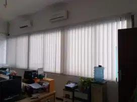 Hordeng jendela vertical blind, hordeng kantor dan gedung