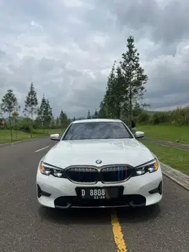 BMW 320i 2021 putih km 10rb