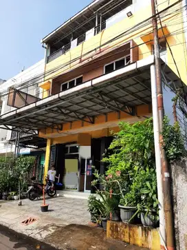 Ruko Gandeng seberang sekolah Regina Pacis Bogor