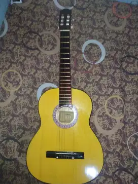 Gitar akustik merk Yamaha tipe c-315 warna orange