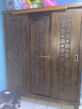 Lemari Pakaian Kayu Jati
