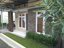 Di jual murah rumah dekat UGM dlm perumahan