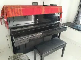 Piano Dresden Hitam